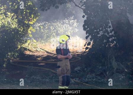 Seaford, East Sussex, Regno Unito. Agosto 2022. I servizi di emergenza rispondono al fuoco sulla brughiera attorno al campo da golf Seaford Head, causa attualmente sconosciuta. Credit: Newspics UK South/Alamy Live News Foto Stock