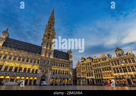 Bruxelles Belgio, skyline notturno della città presso la famosa Grand Place Foto Stock
