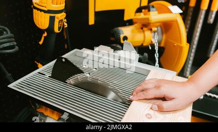 concetto di infortunio industriale lavorazione del legno Foto Stock