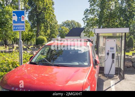 Punto di ricarica per veicoli elettrici pubblici a Malmkoping, Svezia Foto Stock