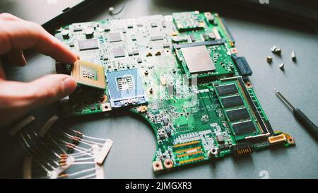 tecnico del supporto tecnico che installa la scheda madre della cpu Foto Stock