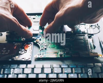 cpu di installazione del processore per l'aggiornamento del computer Foto Stock