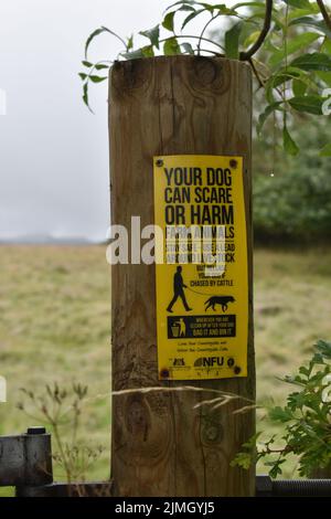 Firma su un post nel Lake District: 'Il vostro cane può spaventare o danneggiare animali da fattoria'. Foto Stock