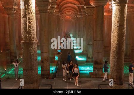 6 agosto 2022: La Cisterna Basilica, restaurata dal comune metropolitano di Istanbul, è stata aperta dopo quattro anni di lavori di restauro a Istanbul, Turchia, il 6 agosto 2022. La Cisterna Basilica, o Cisterna Basilica, è la più grande di diverse centinaia di antiche cisterne che si trovano sotto la città di Istanbul, Turchia. La cisterna, situata a 150 metri a sud-ovest dell'Hagia Sophia sulla penisola storica di Sarayburnu, fu costruita nel 6th secolo durante il regno dell'imperatore bizantino Giustiniano I. oggi è tenuta con poca acqua, per l'accesso pubblico all'interno dello spazio. (Immagine di credito: Foto Stock