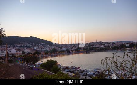 Datca, Mugla, Turchia - Agosto 2022. Datca vista città, tramonto. Ora legale. Foto Stock