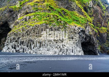 Vista di Reynisdrangar, il mare basalto stack sul monte Reynisfjall. Foto Stock