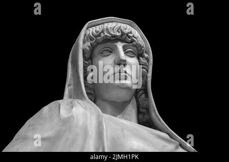 Vesta dea romana del focolare, della casa e della famiglia nella religione romana. Busto antico isolato su sfondo nero con ritaglio Foto Stock