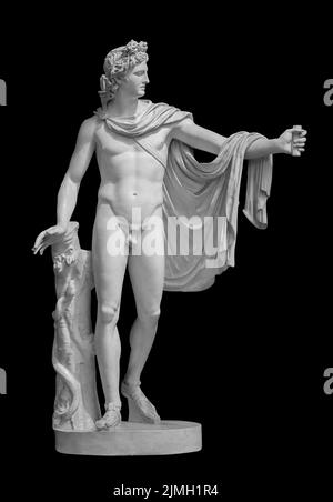 Scultura di Dio Apollo. Antico Dio greco del Sole e Poesia Copia in gesso di una statua di marmo isolata in nero con sentiero di taglio Foto Stock