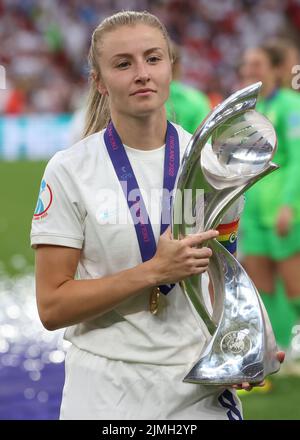 Londra, Inghilterra, 31st luglio 2022. Leah Williamson d'Inghilterra si pone con il trofeo dopo la vittoria del 2-1 nella partita UEFA Women's European Championship 2022 al Wembley Stadium di Londra. Il credito d'immagine dovrebbe essere: Jonathan Moscrop / Sportimage Foto Stock