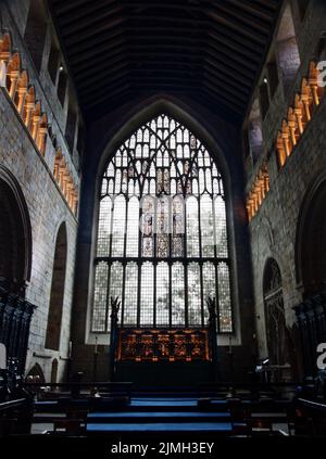 Interno dello storico priorato medievale di cartmel in cumbria ora la chiesa parrocchiale di san michele e maria Foto Stock