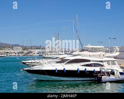 MARBELLA, ANDALUCIA/SPAGNA - 4 MAGGIO : Barche nel porto turistico di Marbella Spagna il 4 maggio 2014 Foto Stock