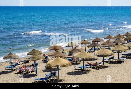 MARBELLA, ANDALUCIA/SPAGNA - MAGGIO 4 : Vista sulla spiaggia di Marbella Spagna il 4 Maggio 2014. Persone non identificate Foto Stock