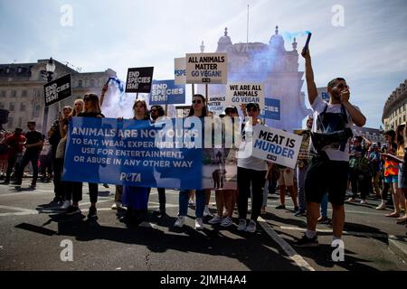 Londra, Regno Unito. 06th ago 2022. Un gruppo di attivisti del PETA ha visto con i loro cartelli a sostegno dei diritti degli animali e della luce fumosa durante la manifestazione. Gli attivisti per i diritti degli animali si sono riuniti e hanno marciato nel centro di Londra. Gli attivisti hanno spiegato i legami tra la crisi climatica e i diritti degli animali e hanno organizzato questo marzo come parte della campagna per il futuro delle piante. (Foto di Hesther ng/SOPA Images/Sipa USA) Credit: Sipa USA/Alamy Live News Foto Stock