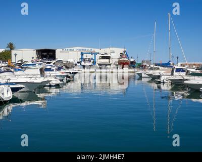 MARBELLA, ANDALUCIA/SPAGNA - 4 MAGGIO : Barche nel porto turistico di Marbella Spagna il 4 maggio 2014 Foto Stock