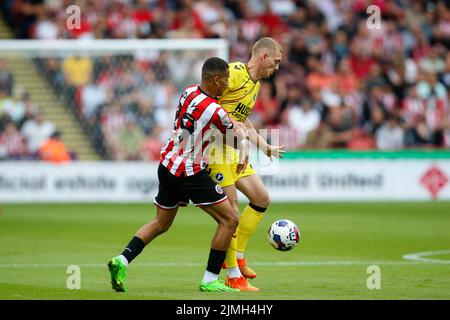 Sheffield, Regno Unito. 06th ago 2022. Iliman Ndiaye #29 di Sheffield United e George Saville #23 di Millwall a Sheffield, Regno Unito il 8/6/2022. (Foto di ben Early/News Images/Sipa USA) Credit: Sipa USA/Alamy Live News Foto Stock