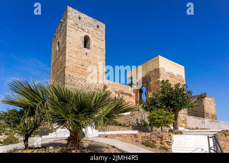 Alora, Spagna - 24 Febbraio, 2022: Il Castello moresco di Alora nel villaggio andaluso di Alora Foto Stock