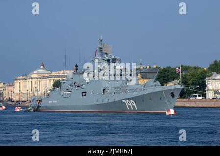 SAN PIETROBURGO, RUSSIA - 28 LUGLIO 2018: Fregata russa ammiraglio Makarov sul fiume Neva. Sfilata militare in onore della Giornata della Marina. San Petersbur Foto Stock