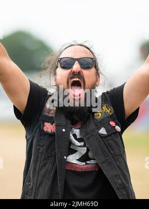 Wacken, Germania. 06th ago 2022. Visitatori del festival all'aperto di Wacken. Il WOA è considerato il più grande festival del metallo pesante del mondo. Credit: Daniel Reinhardt/dpa/Alamy Live News Foto Stock