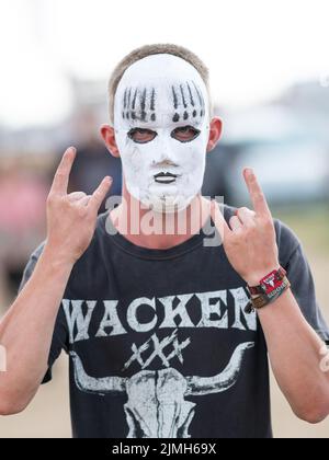 Wacken, Germania. 06th ago 2022. Visitatori del festival all'aperto di Wacken. Il WOA è considerato il più grande festival del metallo pesante del mondo. Credit: Daniel Reinhardt/dpa/Alamy Live News Foto Stock