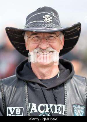 Wacken, Germania. 06th ago 2022. Visitatori del festival all'aperto di Wacken. Il WOA è considerato il più grande festival del metallo pesante del mondo. Credit: Daniel Reinhardt/dpa/Alamy Live News Foto Stock