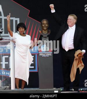 Canton, Stati Uniti. 06th ago 2022. Elaine Anderson, (L) sorella di Cliff Branch, e Mark Davis, svelano il busto di Cliff Branch mentre viene inserito nella Pro Football Hall of Fame 2022 a Canton, Ohio, sabato 6 agosto 2022. Foto di Aaron Josefczyk/UPI Credit: UPI/Alamy Live News Foto Stock