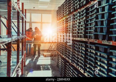 Un team speciale di geologi che studiano rocce nell'industria utilizzando macchine moderne.fuoco selettivo Foto Stock