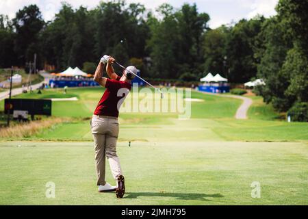 6 agosto 2022: Adam Scott tee off sulla 12th durante il terzo round del 2022 Wyndham Championship al Sedgefield Country Club di Greensboro, NC. Scott Kinser/CSM Foto Stock