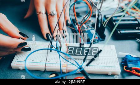 progetto scientifico femminile ingegnere digitale dispositivo Foto Stock