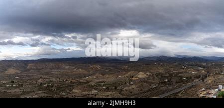 Una vista panoramica del paesaggio del deserto di Tabernas in Andalusia nel sud della Spagna Foto Stock