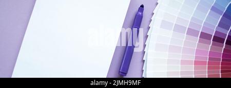 Striscione con campioni di vernice, campitura a più colori. Sfondo lilla, notebook, pennarello viola. Spazio di copia. Foto Stock