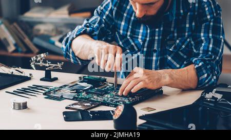 tecnico dei componenti elettronici di diagnostica hardware Foto Stock