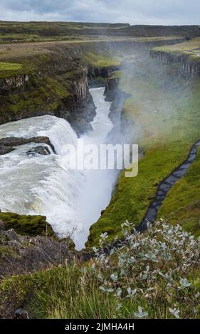 Pittoresco pieno di acqua grande cascata Gullfoss vista autunno, sud-ovest Islanda. Foto Stock