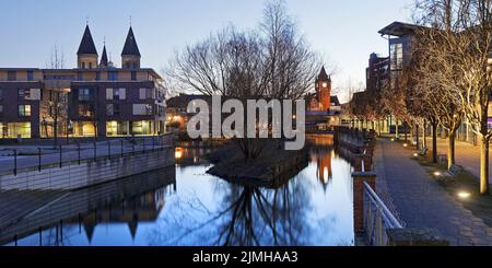 Chiesa parrocchiale di Sant'Antonio e torre del vecchio municipio con il fiume Dinkel, Gronau, Germania, Europa Foto Stock