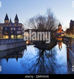 Chiesa parrocchiale di Sant'Antonio e torre del vecchio municipio con il fiume Dinkel, Gronau, Germania, Europa Foto Stock