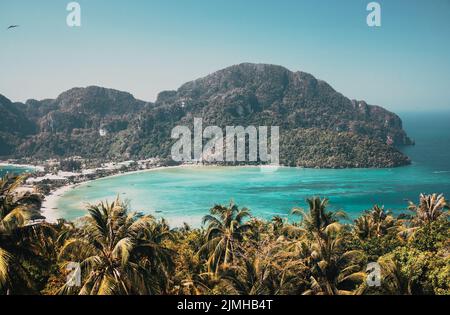 Tavel sfondo vacanza - isola tropicale con resort - Phi-Phi Island, Provincia di Krabi, Thailandia Foto Stock