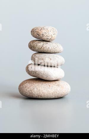 Pietre impilate in piramide, equilibrio, stabilità, zen, meditazione, mente del corpo e concetto di armonia dell'anima Foto Stock