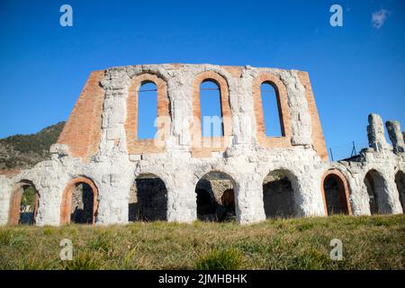 I resti dell'anfiteatro romano di Gubbio Foto Stock