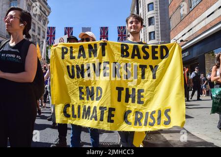 Londra, Inghilterra, Regno Unito. 6th ago 2022. I manifestanti di Oxford Street hanno una bandiera che chiede alle università di diventare pianta-basato. Migliaia di persone hanno marciato attraverso il centro di Londra a sostegno dei diritti degli animali e del veganismo, e hanno chiesto la fine dello speciesismo e di tutte le forme di sfruttamento animale. (Credit Image: © Vuk Valcic/ZUMA Press Wire) Foto Stock