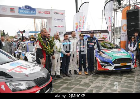 MUGLA, TURCHIA - 17 APRILE 2022: Vincitori sul podio finale del Rally Bodrum Foto Stock