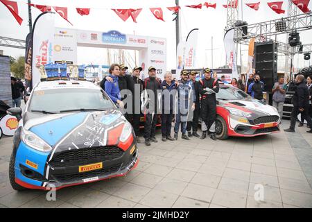 MUGLA, TURCHIA - 17 APRILE 2022: Vincitori sul podio finale del Rally Bodrum Foto Stock