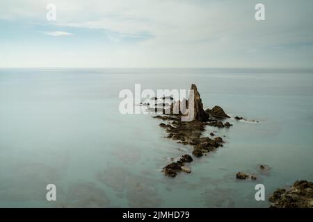 Lunga esposizione della barriera corallina di Las Sirenas nel sud della Spagna Foto Stock