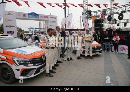 MUGLA, TURCHIA - 17 APRILE 2022: Vincitori sul podio finale del Rally Bodrum Foto Stock