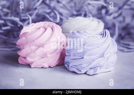 Biscotti viola e rosa marshmallow souffle, spazio per la copia Foto Stock