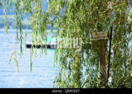 Privatgrundstück am Traunsee - Betreten verboten - Proprietà privata sul lago Traunsee - accesso vietato Foto Stock