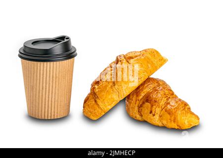 Un mucchio di deliziosi croissant fatti in casa con una tazza di caffè di carta nera su sfondo bianco. Foto Stock