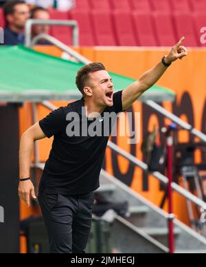 Enrico Maassen, allenatore FCA, team manager, nella partita FC AUGSBURG - SC FRIBURGO 1.German Football League il 06 agosto 2022 ad Augsburg, Germania. Stagione 2022/2023, giorno di festa 1, 1.Bundesliga, FCB, Monaco di Baviera, 1.Spieltag © Peter Schatz / Alamy Live News - LE NORMATIVE DFL VIETANO L'USO DI FOTOGRAFIE come SEQUENZE DI IMMAGINI e/o QUASI-VIDEO - Foto Stock