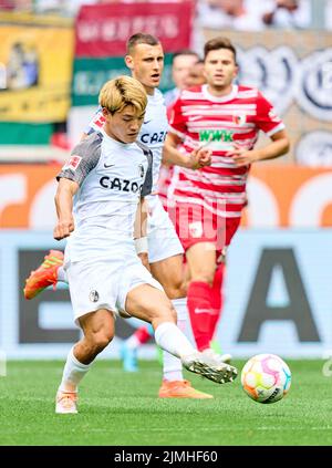 Ritsu Doan, FRG 42 nella partita FC AUGSBURG - SC FRIBURGO 0-4 1.German Football League il 06 agosto 2022 ad Augsburg, Germania. Stagione 2022/2023, giorno di festa 1, 1.Bundesliga, FCB, Monaco di Baviera, 1.Spieltag © Peter Schatz / Alamy Live News - LE NORMATIVE DFL VIETANO L'USO DI FOTOGRAFIE come SEQUENZE DI IMMAGINI e/o QUASI-VIDEO - Foto Stock