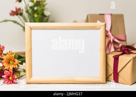 Chiudi la cornice in legno con i fiori da regalo Foto Stock