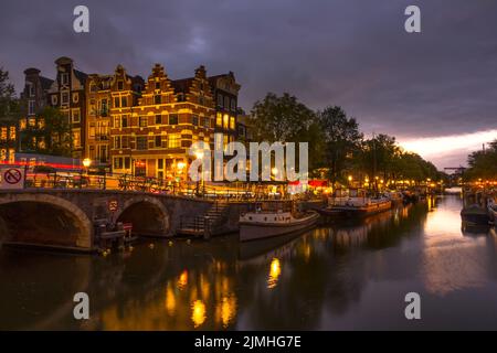 Canale di Amsterdam in serata nuvolosa Foto Stock