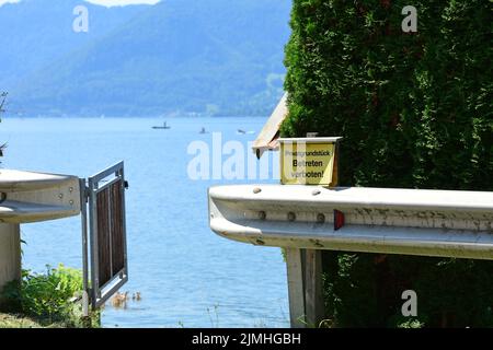 Privatgrundstück am Traunsee - Betreten verboten - Proprietà privata sul lago Traunsee - accesso vietato Foto Stock